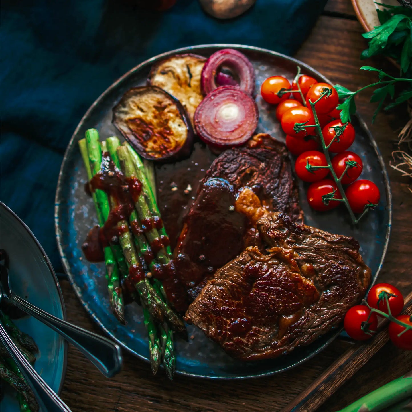 Lecker Steak und Gemüse auf einem Teller