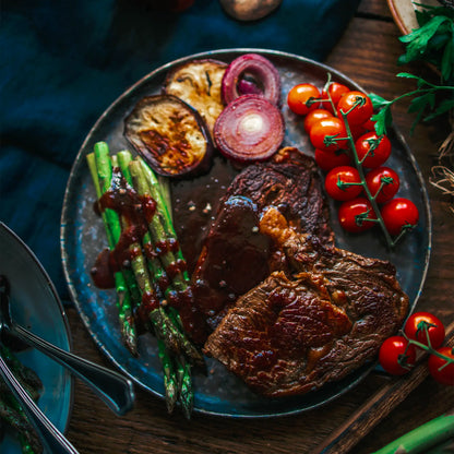 Lecker Steak und Gemüse auf einem Teller