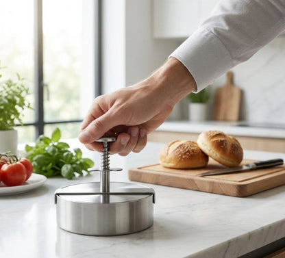 Deluxe Burgerpresse wird betätigt von deiner Männerhand