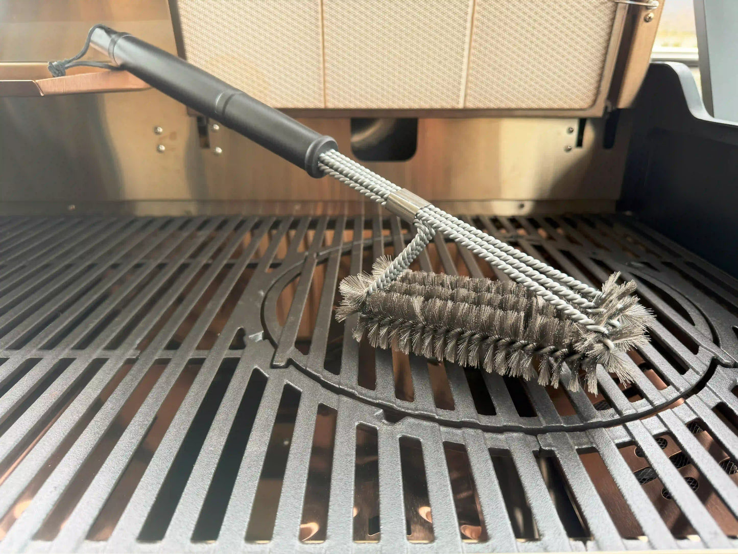 Grillbürste im Grill Komplettaufnahme