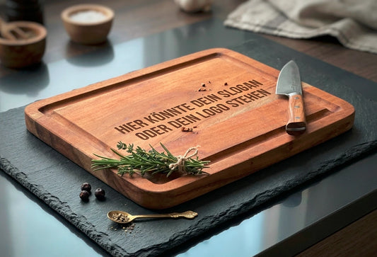 Holzbrett auf einer Schiefernplatte mit eingraviertem Slogan auf dem Tisch mit einem Messer