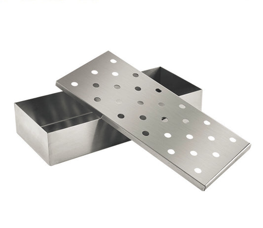 Freigestellte Profi-Ansicht einer geschlossenen Räucherbox aus rostfreiem Edelstahl auf weißem Hintergrund