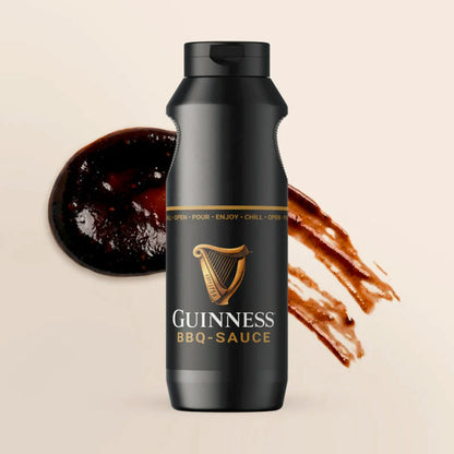 Flasche mit einem Klecks Sauce im Hintergrund