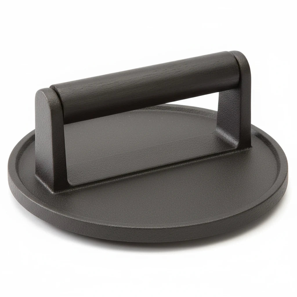 Schwere Burgerpresse aus Gusseisen mit ergonomischem Holzgriff auf weißem Hintergrund