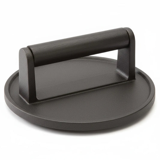 Schwere Burgerpresse aus Gusseisen mit ergonomischem Holzgriff auf weißem Hintergrund